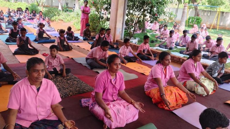 ராமநாதபுரம் மாவட்டம்.கீழக்கரை பேர்ல் மெட்ரிகுலேஷன் மேல்நிலைப்பள்ளியில் 11 வது சர்வதேச யோகா தினம் சிறப்பாக கொண்டாடப்பட்டது.