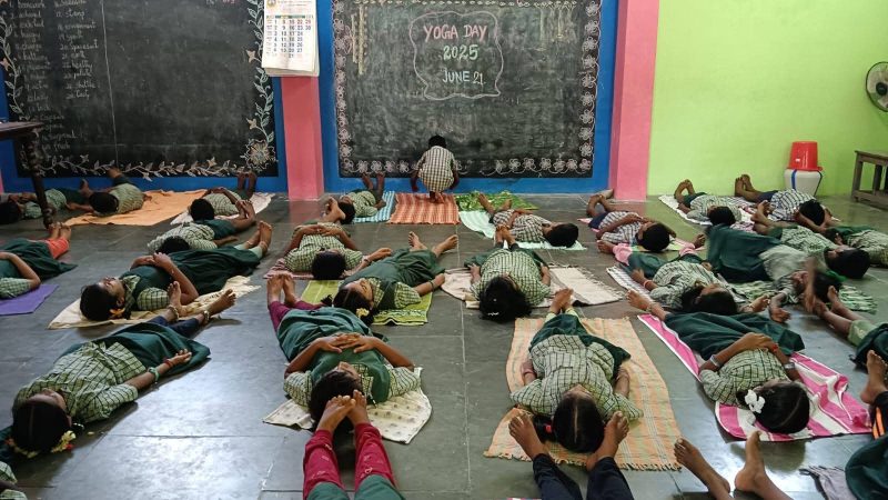 சர்வதேச யோகா தினத்தை முன்னிட்டு ராமநாதபுரம் மாவட்டம் கமுதி கௌரவ தொடக்கப் பள்ளியில் மாணவர் மாணவிகள் கலந்து கொண்ட சிறப்பு யோகா வகுப்புகள் நடைபெற்றது யோகஆசிரியர் வினோத் பயிற்சிஅளித்தார்.