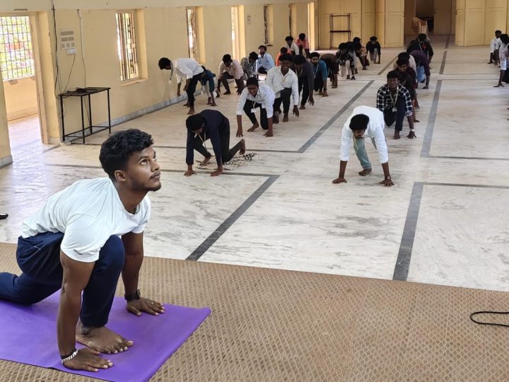 ராமநாதபுரம் மாவட்டம்,கீழக்கரை செய்யது ஹமிதா கலை (ம) அறிவியல் கல்லூரியில் சர்வதேசிய யோகா தினத்தை முன்னிட்டு இளைஞர் செஞ்சிலுவை சங்கம் (ம) நாட்டு நலத்திட்டம் இணைந்து நடத்திய யோகா விழிப்புணர்வு நிகழ்ச்சி கல்லூரி முதல்வர் முனைவர் ராஜசேகர் தலைமையில் நடைபெற்றது.
