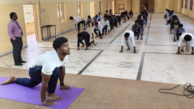ராமநாதபுரம் மாவட்டம்,கீழக்கரை செய்யது ஹமிதா கலை (ம) அறிவியல் கல்லூரியில் சர்வதேசிய யோகா தினத்தை முன்னிட்டு இளைஞர் செஞ்சிலுவை சங்கம் (ம) நாட்டு நலத்திட்டம் இணைந்து நடத்திய யோகா விழிப்புணர்வு நிகழ்ச்சி கல்லூரி முதல்வர் முனைவர் ராஜசேகர் தலைமையில் நடைபெற்றது.