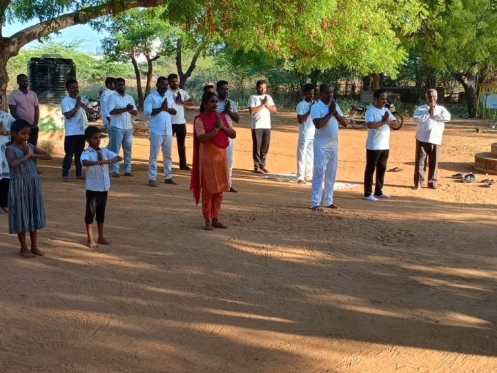 சர்வதேச யோகாதினம் ராமநாதபுரம் மாவட்டம் கமுதியில் உள்ள நீதிமன்ற வளாகத்தில் சர்வதேச யோகாதினத்தை முன்னிட்டு நீதிபதி தலைமையில் வழக்கறிஞர்கள் நீதிமன்ற பணியாளர்கள் யோகா பயிற்சி எடுத்துக்கொண்டனர்.