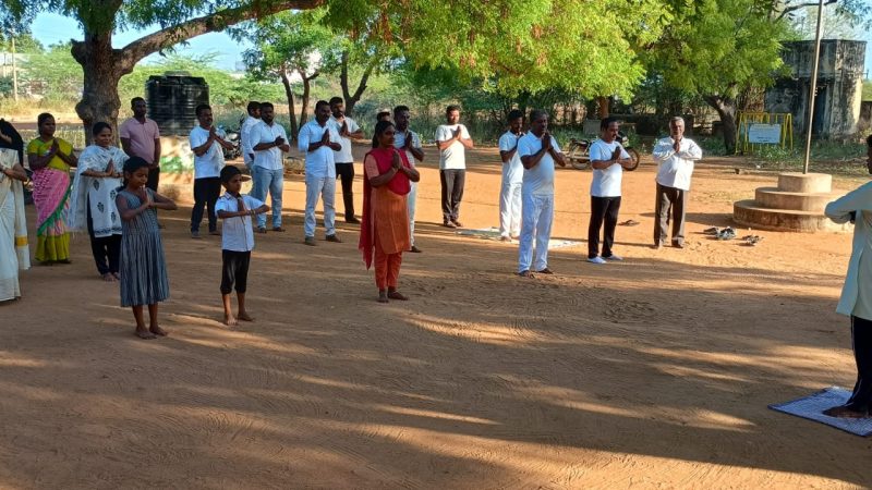சர்வதேச யோகாதினம் ராமநாதபுரம் மாவட்டம் கமுதியில் உள்ள நீதிமன்ற வளாகத்தில் சர்வதேச யோகாதினத்தை முன்னிட்டு நீதிபதி தலைமையில் வழக்கறிஞர்கள் நீதிமன்ற பணியாளர்கள் யோகா பயிற்சி எடுத்துக்கொண்டனர்.