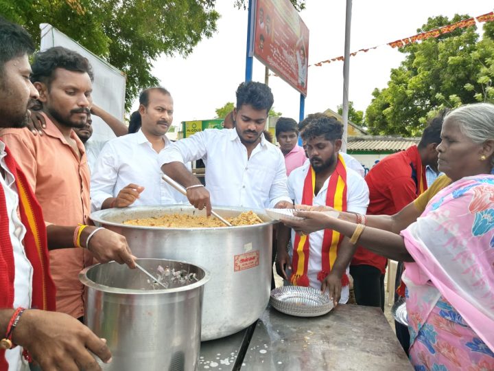 நாமக்கல் மாவட்டம் எருமைப்பட்டி ஒன்றியம் செவிந்திப்பட்டி ஊராட்சியில் இன்று நடிகரும் தவெக கட்சி தலைவரும் ஆகிய விஜய் பிறந்த நாளை முன்னிட்டு இன்று காலை 10 மணி அளவில் செவிந்திப்பட்டி ஊராட்சியில் அன்னதானம் மற்றும் பள்ளி மாணவ மாணவியருக்கு நோட்டு பேனா பென்சில் தவெக கட்சியின் நிர்வாகிகள் வழங்கினார்கள்.