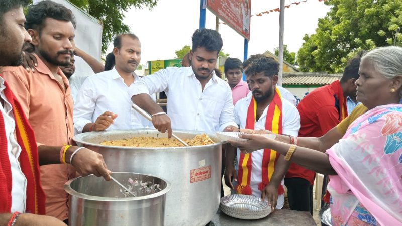நாமக்கல் மாவட்டம் எருமைப்பட்டி ஒன்றியம் செவிந்திப்பட்டி ஊராட்சியில் இன்று நடிகரும் தவெக கட்சி தலைவரும் ஆகிய விஜய் பிறந்த நாளை முன்னிட்டு இன்று காலை 10 மணி அளவில் செவிந்திப்பட்டி ஊராட்சியில் அன்னதானம் மற்றும் பள்ளி மாணவ மாணவியருக்கு நோட்டு பேனா பென்சில் தவெக கட்சியின் நிர்வாகிகள் வழங்கினார்கள்.