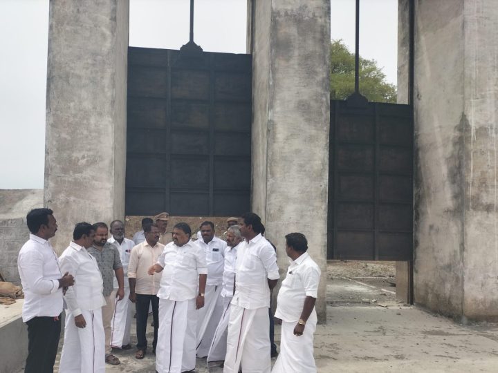 ராமநாதபுரம் மாவட்டம் முதுகுளத்தூர் சட்டமன்ற தொகுதி கமுதி ஊராட்சி ஒன்றியம் பாக்குவெட்டியில் குண்டாறு , ரெகுநாதகாவிரி கால்வாய் மராமத்து பணியை மாண்புமிகு தமிழ்நாடு வனம் மற்றும் கதர் கிராம தொழில்கள் வாரியத்துறை அமைச்சர் ஆர்.எஸ். ராஜகண்ண்ப்பன் ஆய்வு செய்தார். உடன் கட்சி நிர்வாகிகள் உள்ளனர்.