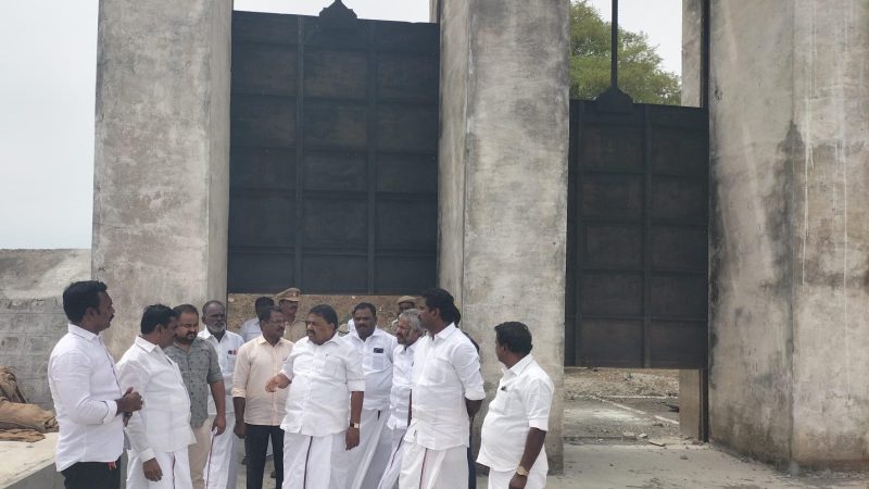 ராமநாதபுரம் மாவட்டம் முதுகுளத்தூர் சட்டமன்ற தொகுதி கமுதி ஊராட்சி ஒன்றியம் பாக்குவெட்டியில் குண்டாறு , ரெகுநாதகாவிரி கால்வாய் மராமத்து பணியை மாண்புமிகு தமிழ்நாடு வனம் மற்றும் கதர் கிராம தொழில்கள் வாரியத்துறை அமைச்சர் ஆர்.எஸ். ராஜகண்ண்ப்பன் ஆய்வு செய்தார். உடன் கட்சி நிர்வாகிகள் உள்ளனர்.