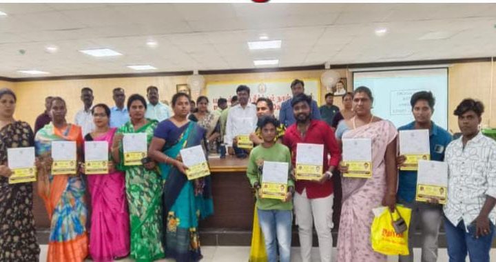 இன்று (23.06.2025) செங்கல்பட்டு மாவட்ட ஆட்சியர் அலுவலக குறைதீர் கூட்டரங்கில் நடைபெற்ற மக்கள் குறைதீர் கூட்டத்தில் சமூக நலத்துறை சார்பில் செங்கல்பட்டு மாவட்டம், ஒழலூர் கிராமத்தை சேர்ந்த 11 திருநங்கைகளுக்கு தலா ரூ.1,30,800 மதிப்பிலான பட்டாக்கள் மாவட்ட ஆட்சித்தலைவர் ச.அருண்ராஜ், இ.ஆ.ப.,  வழங்கினார்கள்.