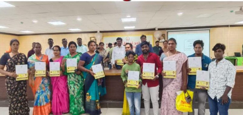 இன்று (23.06.2025) செங்கல்பட்டு மாவட்ட ஆட்சியர் அலுவலக குறைதீர் கூட்டரங்கில் நடைபெற்ற மக்கள் குறைதீர் கூட்டத்தில் சமூக நலத்துறை சார்பில் செங்கல்பட்டு மாவட்டம், ஒழலூர் கிராமத்தை சேர்ந்த 11 திருநங்கைகளுக்கு தலா ரூ.1,30,800 மதிப்பிலான பட்டாக்கள் மாவட்ட ஆட்சித்தலைவர் ச.அருண்ராஜ், இ.ஆ.ப.,  வழங்கினார்கள்.