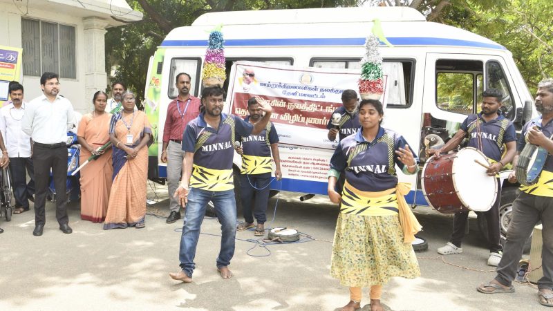 தேனி மாவட்ட கலெக்டர் அலுவலகத்தில் மாற்றுத்திறனாளிகள் நலத்துறை சார்பில் அரசின் நலத்திட்டங்கள் குறித்து பொதுமக்களுக்கு விழிப்புணர்வு ஏற்படுத்தும் கலைநிகழ்ச்சிகளை மாவட்ட கலெக்டர் ரஞ்ஜீத் சிங் அவர்கள் பார்வையிட்டார்.