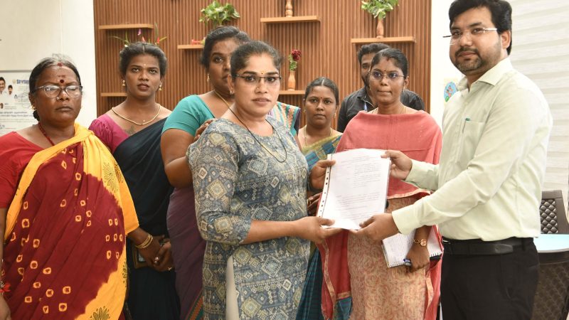 தேனி மாவட்ட கலெக்டர் அலுவலகத்தில் நடைபெற்ற திருநங்கைகளுக்கான குறைதீர்க்கும் நாள் கூட்டமானது நடைபெற்றதில் ஓய்வூதியம் பெரும் ஆணையினை திருநங்கை அவர்களுக்கு மாவட்ட கலெக்டர் ரஞ்ஜீத் சிங் அவர்கள் வழங்கினார்.