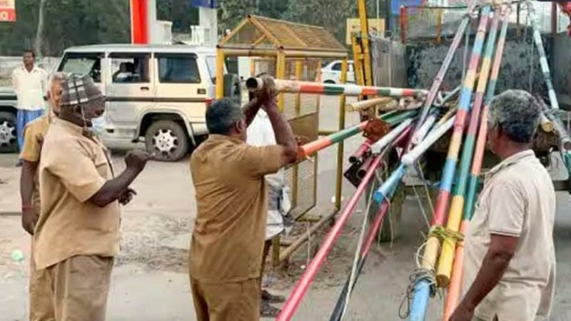 தமிழ்நாடு முழுவதும் தேசிய நெடுஞ்சாலைகள், மாநகராட்சிகள், உள்ளாட்சி அமைப்புகள் மற்றும் பிற துறைகளுக்கு சொந்தமான இடங்களில் அரசியல் கட்சிகள் மற்றும் அமைப்புகளின் சார்பில் வைக்கப்பட்டுள்ளது.