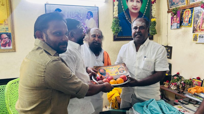 அஇஅதிமுக முன்னாள் அமைச்சரும், தற்போதைய சட்டமன்ற எதிர்கட்சித் துணைத்தலைவருமான ஆர்.பி.உதயகுமார் அவர்களை பாரதிய பார்வர்ட் பிளாக் கட்சியின் நிறுவனத் தலைவர் உசிலை KA முருகன் ஜி அவர்களின் தலைமையில் நேரில் சந்தித்து பாரதிய பார்வர்ட் பிளாக் கட்சியின் மாநில அமைப்புச் செயலாளரும், தேனி மாவட்ட பொதுச்செயலாளருமான MPS முருகன் அவர்களின் இல்ல விழாவிற்கான சிறப்பு அழைப்பிதழை வழங்கினார்.