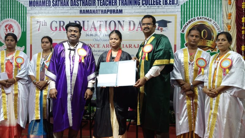 ராமநாதபுரம் மாவட்டம், முகமது சதக் தஸ்தகீர் ஆசிரியர் பயிற்சிக் கல்லூரியில் 7வது பட்டமளிப்பு விழா கல்லூரி வளாகத்தில் நடந்தது. இதில் கல்லூரி முதல்வர் முனைவர் சோமசுந்தரம் தலைமையில் நடை பெற்றது.