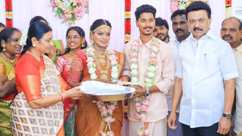 சென்னை கிழக்கு மாவட்டம், வில்லிவாக்கம் கிழக்கு பகுதி, 98’அ’ வட்ட கழகச் செயலாளர் சி.தேவராஜ் இல்லத் திருமண விழாவை தமிழக முதல்வர் மு.க. ஸ்டாலின் அவர்கள் தலைமையில் நடத்தி வைத்து, மணமக்களை வாழ்த்தினார்.