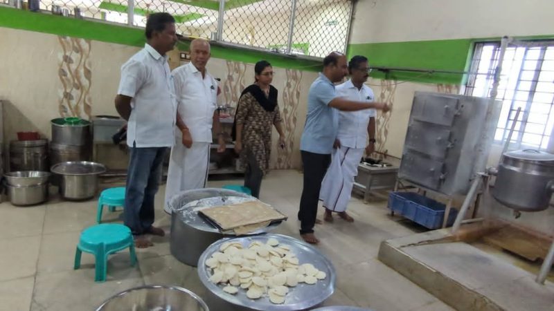 கும்பகோணம் மாநகராட்சிக்கு உட்பட்ட அம்மா உணவகங்களில் திமுக மாநகர செயலாளர் மற்றும் மாநகர துணை மேயர் சு,ப, தமிழழகன் இன்று காலை 10,மணி அளவில் திடிரென்று ஆய்வு மேற்கொண்டார்.