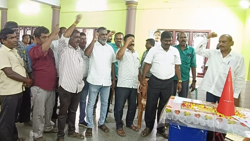 ராமநாதபுரத்தில் உள்ள ஊரக வளர்ச்சித் துறை இல்லத்தில் தமிழ்நாடு ஊரக வளர்ச்சி துறை அலுவலர்கள் சங்கத்தின் சிறப்பு மாவட்ட பேரவை கூட்டம் நடைபெற்றது.