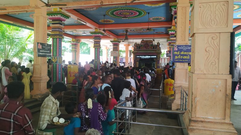 தேனி மாவட்டம்குச்சனூரில் அமைந்துள்ள மிகவும் பிரசித்தி பெற்ற சுயம்பு சனீஸ்வர பகவான் திருக்கோவிலில் ஏராளமான பக்தர்கள் வருகை தந்தனர்.