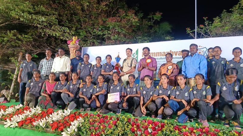 நம்மாழ்வார் வேளாண்மை கல்லூரி விளையாட்டு போட்டி பரிசளிப்பு விழாவில்மாவட்ட எஸ்பி பங்கேற்பு