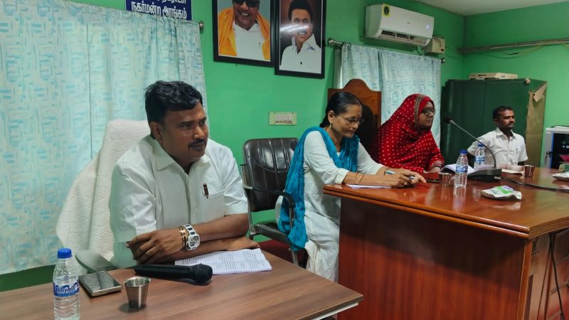 ராமநாதபுரம் மாவட்டம் கீழக்கரை நகராட்சியில் நகர்மன்ற கூட்டம் தலைவர் செஹானஸ் ஆபிதா தலைமையில் நடைபெற்றது. துணைத்தலைவர் வழக்கறிஞர் வி.எஸ்.ஹமீது சுல்தான் முன்னிலை வகித்தார்.நகராட்சி ஆணையாளர் ரங்கநாயகி அனைவரையும் வரவேற்றார்.