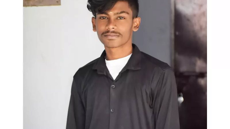 கீழக்கரை அருகே விபத்தில் இறந்த இளைஞர் கண்தானம் இராமநாதபுரம் மாவட்டம் கீழக்கரை அருகில் உள்ள புல்லந்தை கிராமத்தைச் சேர்ந்த கார்த்திக் ராஜா மற்றும் அமுதா தம்பதியின் மகன் தேவராஜன், வயது, 20 இவர் ஒட்டிச் சென்ற நான்கு சக்கர வாகனம் கார் கட்டுப்பாட்டை இழந்து நிலை தடுமாறி மரத்தின் மீது மோதியது.