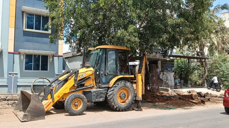 முதுகுளத்தூரில் ஒரேநாளில் மின்கம்பம் வாறுகால் பராமரிப்புபணி இராமநாதபுரம் மாவட்டம் முதுகுளத்தூர் பேரூராட்சியில் SBI வங்கி முதல் அரசு மருத்துவமனை வரை உள்ள பஜார் தெருவில் கடைகளுக்கு முன்பு செல்லும் கழிவுநீர் கால்வாய் உள்ளது.