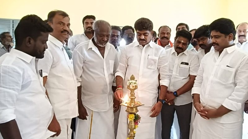 ராமநாதபுரம் மாவட்டம் திருவாடானை சட்டமன்ற தொகுதிக்குட்பட்ட தெற்கு தரவை ஊராட்சி அம்மன் கோவிலில் புதிதாக கட்டப்பட்டுள்ள சமுதாய கூடத்தை ராமநாதபுரம் மாவட்ட கழக செயலாளர் சட்டமன்ற உறுப்பினர் காதர் பாட்சா முத்துராமலிங்கம் தலைமையேற்று திருவாடானை சட்டமன்ற உறுப்பினர் இராம.கருமாணிக்கம் ஆகியோர் குத்து விளக்கேற்றிதிறந்து வைத்தனர்.
