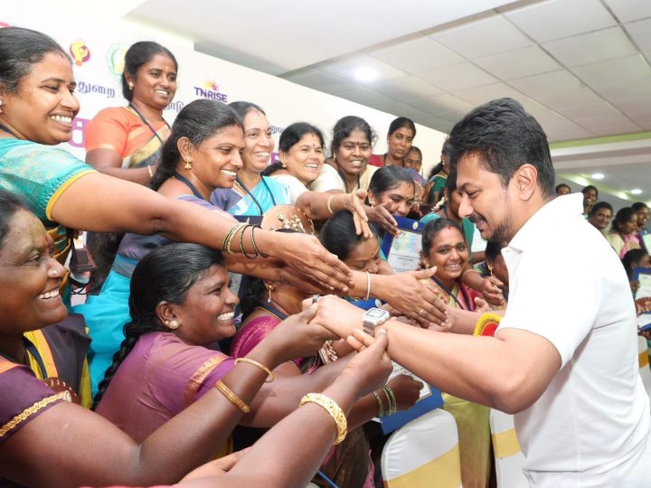 சென்னைமகளிர் சுயஉதவிக்குழு தினவிழாவில் கலந்து கொண்ட துணை முதலமைச்சர் உதயநிதி ஸ்டாலின் அவர்களுக்கு உற்சாக வரவேற்பு அளிக்கப்பட்டது.