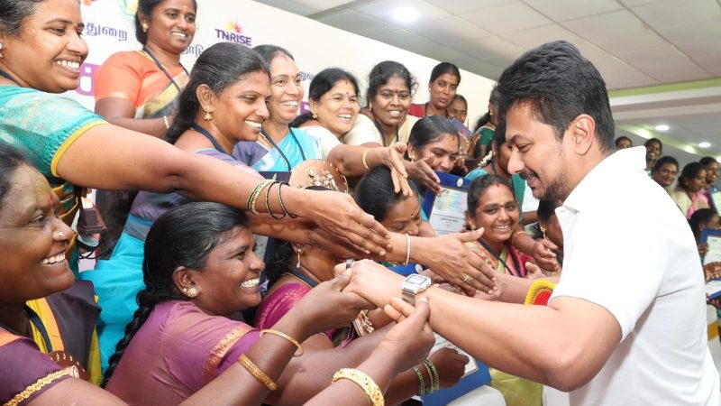 சென்னைமகளிர் சுயஉதவிக்குழு தினவிழாவில் கலந்து கொண்ட துணை முதலமைச்சர் உதயநிதி ஸ்டாலின் அவர்களுக்கு உற்சாக வரவேற்பு அளிக்கப்பட்டது.