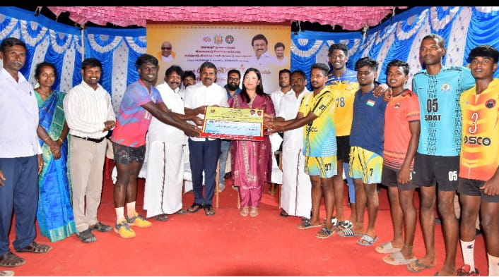 பெரம்பலூர்மாவட்டம்முத்தமிழறிஞர் கலைஞர் அவர்களின் நூற்றாண்டு விழாவினை முன்னிட்டு தமிழ்நாடு விளையாட்டு மேம்பாட்டுஆணையத்தின் சார்பில் நடத்தப்பட்டவிளையாட்டுப் போட்டிகளில் வெற்றி பெற்றவர்களுக்கு மாவட்ட ஆட்சித்தலைவர் கிரேஸ் பச்சாவ்., இ.ஆ.ப.,  பெரம்பலூர் பாராளுமன்ற உறுப்பினர் கே.என்.அருண்நேரு  மற்றும் பெரம்பலூர் சட்டமன்ற உறுப்பினர் ம.பிரபாகரன் ஆகியோர் பரிசுகளை வழங்கிப் பாராட்டினர்.