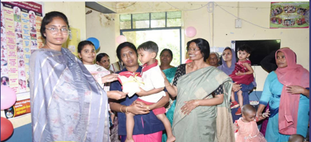 நீலகிரி மாவட்டம், கூடலூர் தொரப்பள்ளி அங்கன்வாடி மையத்தில், சமூக நலன் மற்றும் மகளிர் உரிமைத்துறையின் சார்பில், ஒருங்கிணைந்த குழந்தைகள் வளர்ச்சித் திட்டத்துறையின் மூலம் 2025-2026 ஆம் ஆண்டிற்க்கான அங்கன்வாடி மையத்தில், பயிலும் குழந்தைகளுக்கு வண்ண சீருடைகள் வழங்கும் திட்டத்தை மாவட்ட ஆட்சித்தலைவர் திருமதி லட்சுமி பவ்யா தண்ணீரு இ.ஆ.ப., அவர்கள், தொடக்கி வைத்தார்