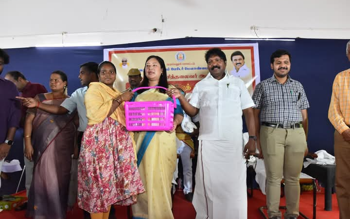பெரம்பலூர் வட்டத்திற்குட்பட்ட குரும்பலூரில் இன்று (11.06.20225) நடைபெற்ற மக்கள் தொடர்பு திட்ட முகாமில் 354 பயனாளிகளுக்கு ரூ.2.32 கோடி மதிப்பிலான பல்வேறு அரசு நலத்திட்ட உதவிகள் வழங்கப்பட்டது.