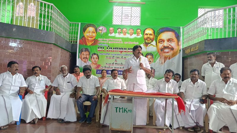 கமுதியில் அதிமுக மேற்கு மற்றும் வடக்கு ஒன்றியம் சார்பில் எடப்பாடி பழனிச்சாமிக்கு சிறப்பானவரவேற்பு அளிப்பது குறித்து தீர்மானம்