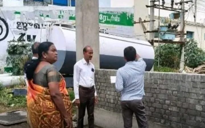 கட்டுமான பணியினை ஆய்வுசெய்த ஆணையாளர்நாமக்கல் மாநகராட்சி ஆணையாளர் சிவக்குமார்,நேற்று பல்வேறு பகுதிகளில் நேரில்சென்று ஆய்வுப் பணிகளை மேற்கொண்டார்.