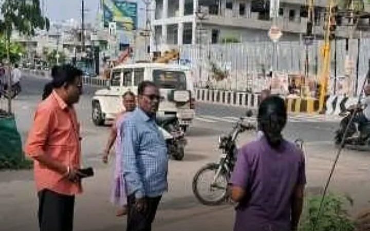 எல்எம்ஆர் தியேட்டர் பகுதியில்துப்புரவு அலுவலர் ஆய்வு