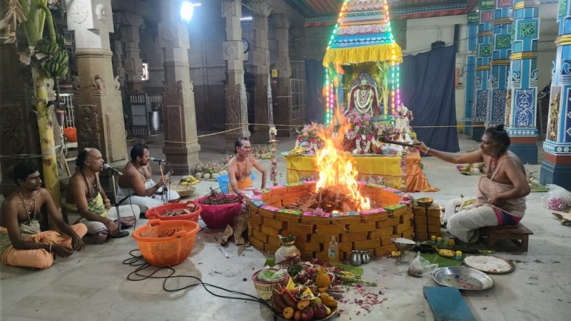 ராமநாதபுரம் மாவட்டம் கமுதியில் உள்ள அருள்மிகு ஸ்ரீ முத்துமாரியம்மன் கோவிலில் இன்று வருட அபிஷேகம் யாக சாலை பூஜையுடன் துவங்கி சிறப்பாக நடைபெற்று அம்மனுக்கு விசேஷபூஜை நடைபெற்றது இதில் ஏராளமான பக்தகோடிகள் கலந்து கொண்டனர் பின்னர் அனைவருக்கும் பிரசாதம் வழங்கப்பட்டது.