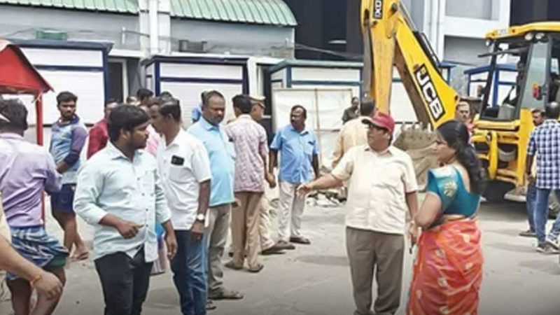 சேலம் பழைய பஸ் நிலையத்தில் மாநகராட்சிக்குச் சொந்தமான கடைகளின் சுற்றுவட்டாரங்களில் சிலர் ஆக்கிரமித்து வியாபாரம் செய்துவந்தனர்.