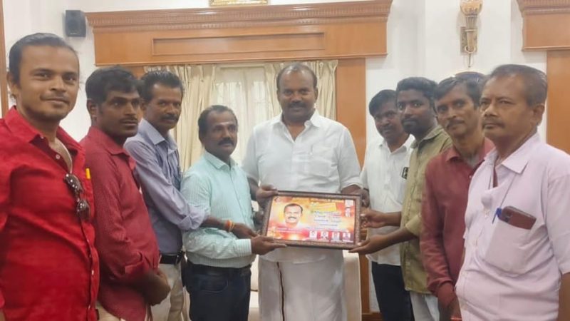 தூத்துக்குடியில் மாநகராட்சி மேயர் ஜெகன் பெரிய சாமி அவர்கள் இன்று பிறந்த நாள் முன்னிட்டு தூத்துக்குடி மாவட்ட ரிப்போர்ட்டர்ஸ் சங்கம் சார்பாக மரியாதை நிமித்தமாக நேரில் சந்தித்து சால்வை அணிவித்து வாழ்த்துக்கள் தெரிவிக்கப்பட்டது.