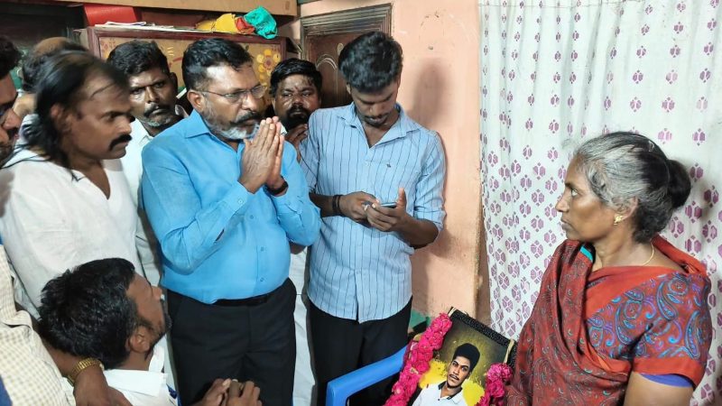 சிவகங்கை மாவட்டம் மடப்புரத்தில் அஜித்குமார் என்ற இளைஞர் காவல்துறையினரின் கொலைவெறித் தாக்குதலால் படுகொலை செய்யப்பட்டிருப்பதை அடுத்து விடுதலை சிறுத்தைகள் கட்சியின் தலைவர் திருமாவளவன் அவர்கள் அஜித்குமார் வீட்டுக்கு சென்று அவரது குடும்பத்திற்கு ஆறுதல் கூறினார்.