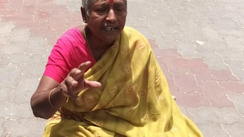 கும்பகோணம் கோட்டாட்சியர் அலுவலக வளாகம் முன்பு மூதாட்டி ஒருவர் தர்ணா போராட்டத்தில் ஈடுபட்டது காண்போரை கண்கலங்க வைத்தது, வயதான காலத்தில் உரிய பராமரிப்பு இல்லாமல் தன்னுடைய மகள் மருமகள் வீட்டை விட்டு வெளியே போகும்படி விரட்டியடித்ததால் போக வழி இல்லாமல் கோட்டாட்சியரிடம் கோரிக்கை வைத்து கண்ணீர்,