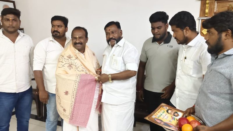 தேனி மாவட்டம்பாரதிய பார்வர்ட் பிளாக் கட்சியின் மாநில அமைப்பு செயலாளரும், தேனி மாவட்ட பொதுச்செயலாளருமான எம்பிஎஸ் முருகன் அவர்களின் இல்ல விழாவிற்கான சிறப்பு அழைப்பிதழை தேனி மாவட்ட பாஜக தலைவர் இராஜபாண்டியன் அவர்களிடம் வழங்கினார்.