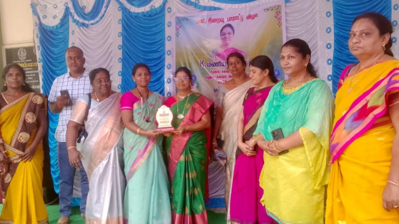 திருப்பத்தூர் மாவட்டம்:குனிச்சி சமுதாய சுகாதார நிலையத்தில் மணியம்மாள் என்பவர் சுகாதார செவிலியராகபணிபுரிந்து 40 வருடம் பணியாற்றி வந்த நிலையில் வயது முதிர்வின் காரணத்தினால் இன்று பணி ஓய்வு விழா நடைபெற்றது.