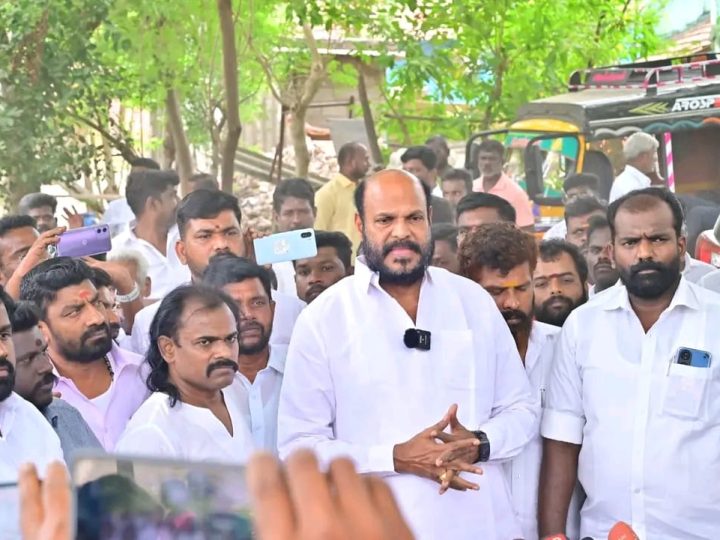 சிவகங்கை மாவட்டம் திருப்புவனம் போலீஸ் விசாரணையில் உயிரிழந்த இளைஞர் அஜித்குமாரின் குடும்பத்தினருக்கு தமிழக மக்கள் முன்னேற்றக் கழக தலைவர் டாக்டர் b.ஜான்பாண்டியன் அவர்கள் நேரில் சென்று ஆறுதல் தெரிவித்தார்.