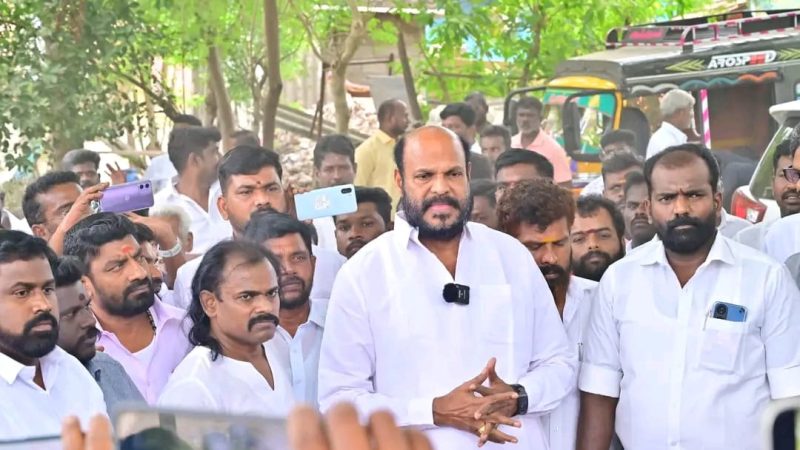 சிவகங்கை மாவட்டம் திருப்புவனம் போலீஸ் விசாரணையில் உயிரிழந்த இளைஞர் அஜித்குமாரின் குடும்பத்தினருக்கு தமிழக மக்கள் முன்னேற்றக் கழக தலைவர் டாக்டர் b.ஜான்பாண்டியன் அவர்கள் நேரில் சென்று ஆறுதல் தெரிவித்தார்.