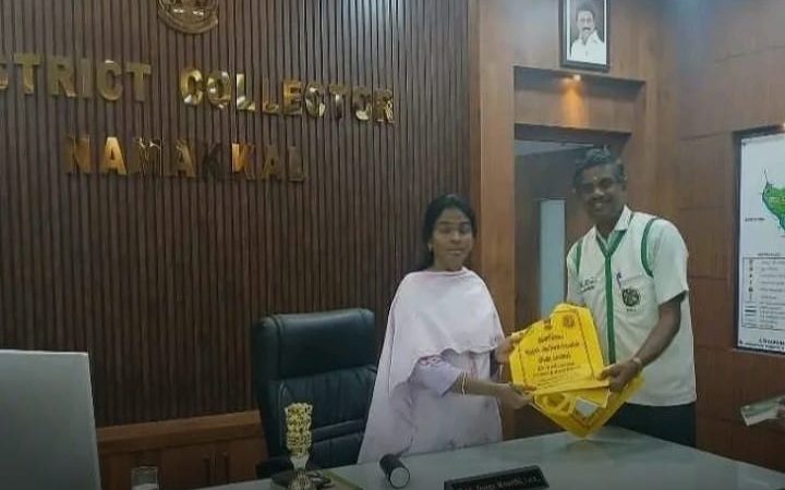 மாவட்ட ஆட்சியரிடம் மஞ்சப்பை வழங்கி விழிப்புணர்வு நாமக்கல் மாவட்ட தேசிய பசுமை படை சார்பாக,சர்வதேச பிளாஸ்டிக் பை ஒழிப்பு தினத்தைமுன்னிட்டு நாமக்கல் மாவட்ட ஆட்சித் தலைவர் துர்காமூர்த்தியிடம் சுற்றுச்சூழல் விழிப்புணர்வு கல்வி ஒருங்கிணைப்பாளர் ரகுநாத் மஞ்சள் பை வழங்கி, தமிழ்நாடு அரசின் சிறப்பு திட்டமான மீண்டும் மஞ்சப்பை திட்ட விழிப்புணர்வுஏற்படுத்தினார்.