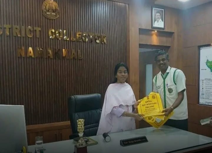 மாவட்ட ஆட்சியரிடம் மஞ்சப்பை வழங்கி விழிப்புணர்வு நாமக்கல் மாவட்ட தேசிய பசுமை படை சார்பாக,சர்வதேச பிளாஸ்டிக் பை ஒழிப்பு தினத்தைமுன்னிட்டு நாமக்கல் மாவட்ட ஆட்சித் தலைவர் துர்காமூர்த்தியிடம் சுற்றுச்சூழல் விழிப்புணர்வு கல்வி ஒருங்கிணைப்பாளர் ரகுநாத் மஞ்சள் பை வழங்கி, தமிழ்நாடு அரசின் சிறப்பு திட்டமான மீண்டும் மஞ்சப்பை திட்ட விழிப்புணர்வுஏற்படுத்தினார்.