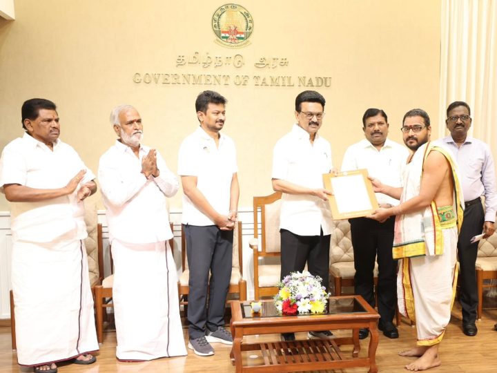 சென்னை தலைமைச் செயலகத்தில் இந்து சமய அறநிலையத்துறை சார்பில் இராமேசுவரம் அருள்மிகு இராமநாத சுவாமி திருக்கோயிலின் 6 திருக்கோயில் பணியாளர்களுக்கு அர்ச்சகர்களாகப் பதவி உயர்வு வழங்கிஅதற்கான ஆணைகளை தமிழக முதலமைச்சர் மு.க.ஸ்டாலின் அவர்கள் வழங்கினார்.