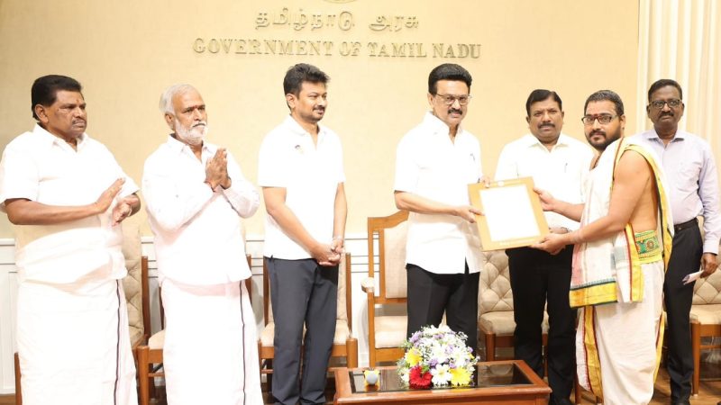 சென்னை தலைமைச் செயலகத்தில் இந்து சமய அறநிலையத்துறை சார்பில் இராமேசுவரம் அருள்மிகு இராமநாத சுவாமி திருக்கோயிலின் 6 திருக்கோயில் பணியாளர்களுக்கு அர்ச்சகர்களாகப் பதவி உயர்வு வழங்கிஅதற்கான ஆணைகளை தமிழக முதலமைச்சர் மு.க.ஸ்டாலின் அவர்கள் வழங்கினார்.