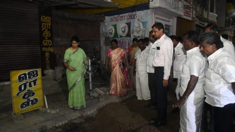 தூத்துக்குடி மாவட்டம் திருச்செந்தூர் நகராட்சிக்குட்பட்ட தெற்கு ரத வீதியில் கழிவுநீர் குழாயினை பாதாளச் சாக்கடை இயந்திரக்குழியில் இணைக்கும் பணியினை தூத்துக்குடி பாராளுமன்ற உறுப்பினர் கனிமொழி கருணாநிதி அவர்கள், மாவட்ட ஆட்சித்தலைவர் க.இளம்பகவத், அவர்கள் தலைமையில் நேரில் பார்வையிட்டு ஆய்வு செய்தார்கள்.