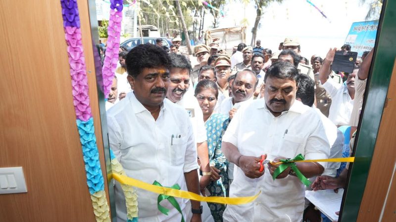 வனத்துறை சுழல்அங்காடி திறப்புவிழா இராமநாதபுரம் மாவட்டம், இராமநாதபுரம் சட்டமன்ற தொகுதிக்குப்பட்ட அரியமான் கடற்கரையில் தமிழ்நாடு வனத்துறை சார்பாக அமைக்கப்பட்ட சூழல் அங்காடியை தமிழக வனம் மற்றும் கதர்கிராம வாரியத்துறை அமைச்சர் . ஆர். எஸ். ராஜகண்ணப்பன் திறந்துவைத்தார்.