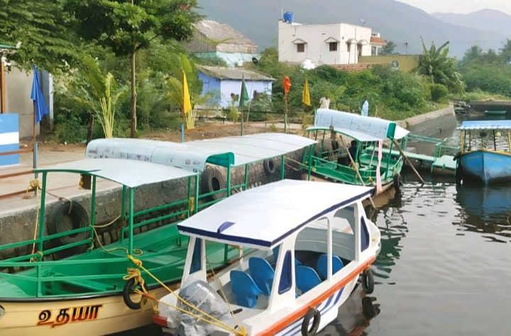 சேலம் மாவட்டம், பூலாம்பட்டி- நெரிஞ்சிப்பேட்டைக்கும், இடையே படகு போக்குவரத்து இருந்த நிலையில். மேட்டூரில் இருந்து திறக்கப்பட்ட தண்ணீரின் அளவு குறைக்கப்பட்டதால் நேற்று முன்தினம் படகு போக்குவரத்து தொடங்கியது.